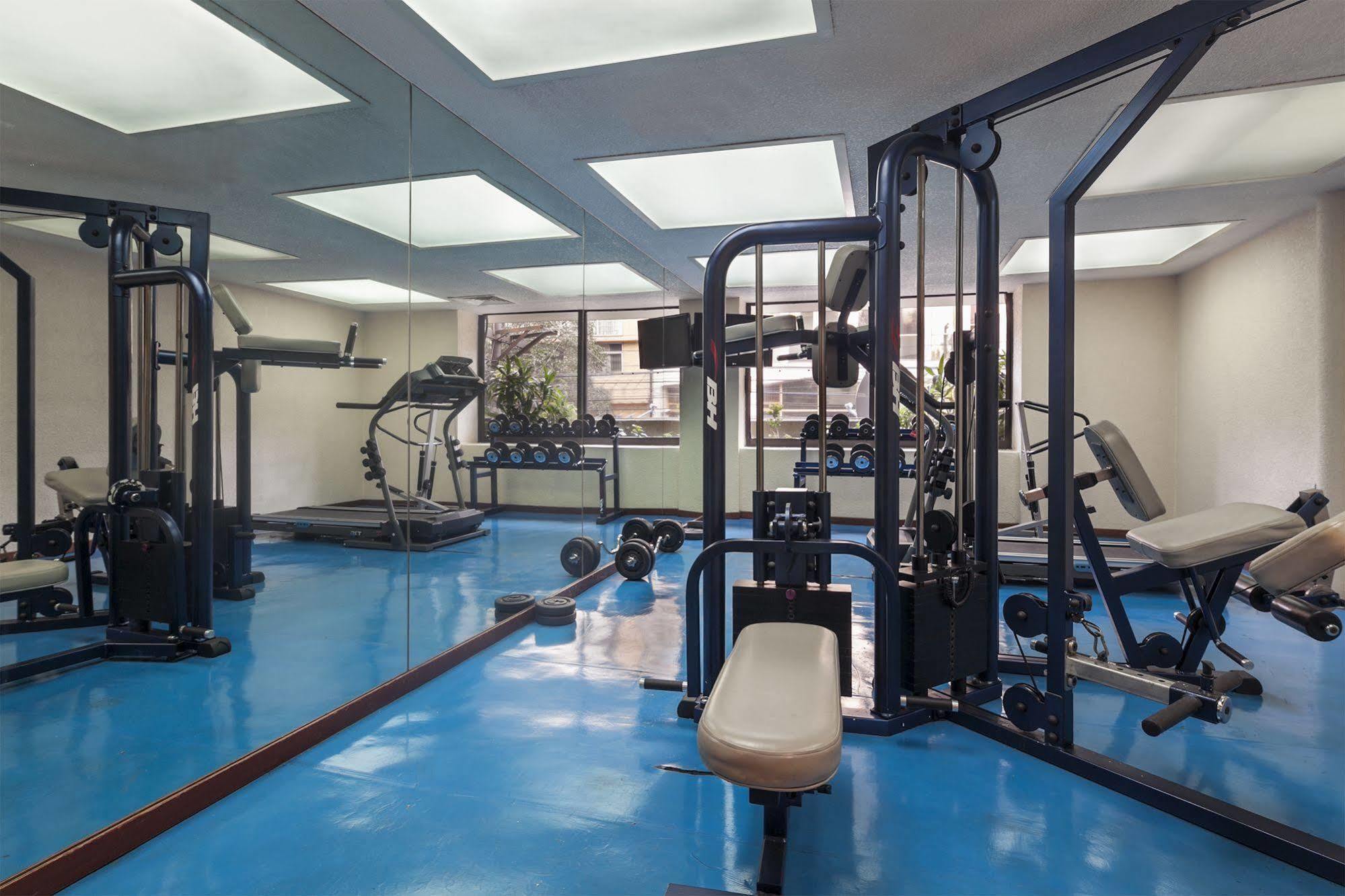 Exe Suites San Marino Ciudad de México Exteriér fotografie The gym at the hotel