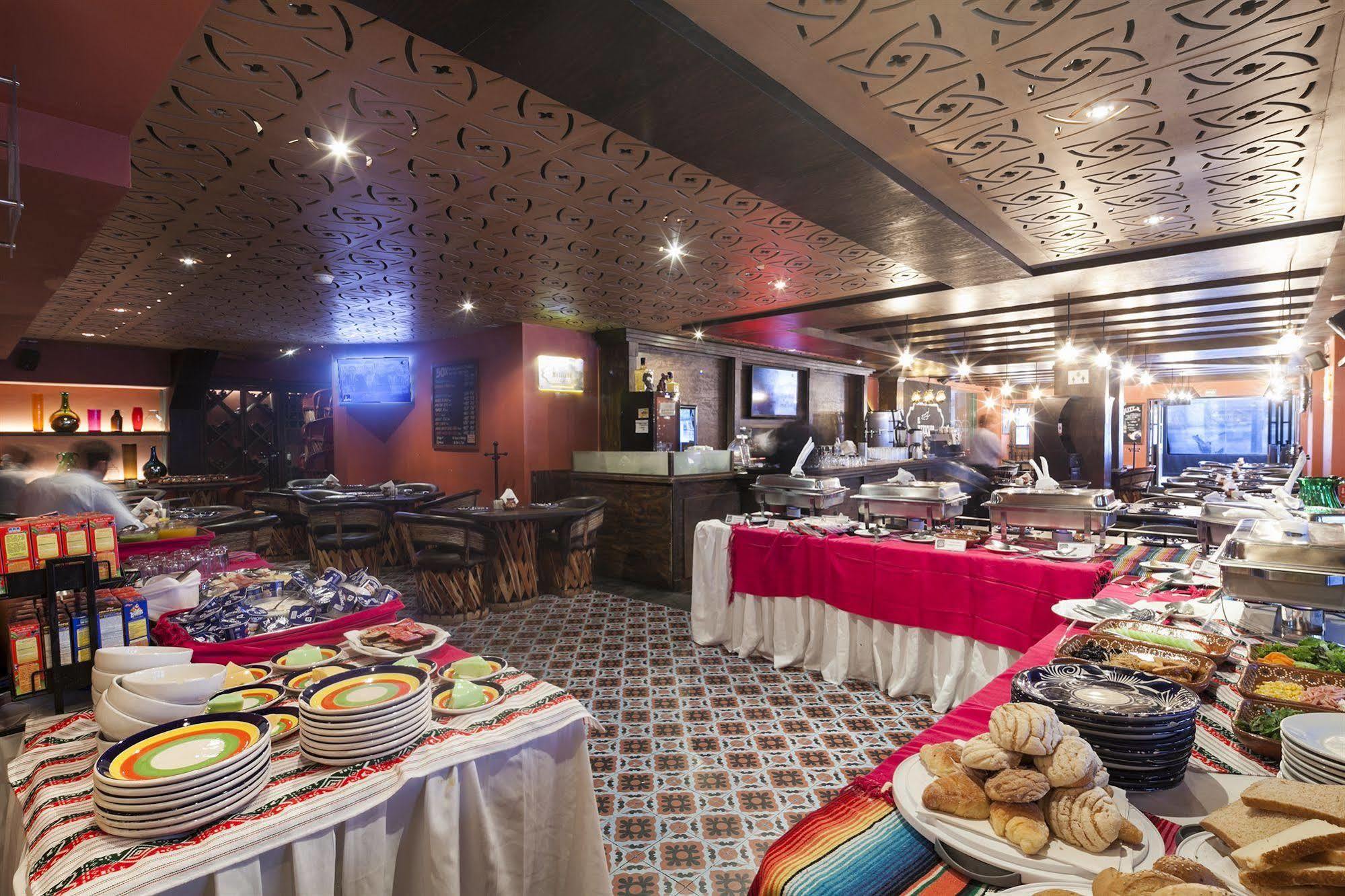 Exe Suites San Marino Ciudad de México Exteriér fotografie The buffet at the restaurant
